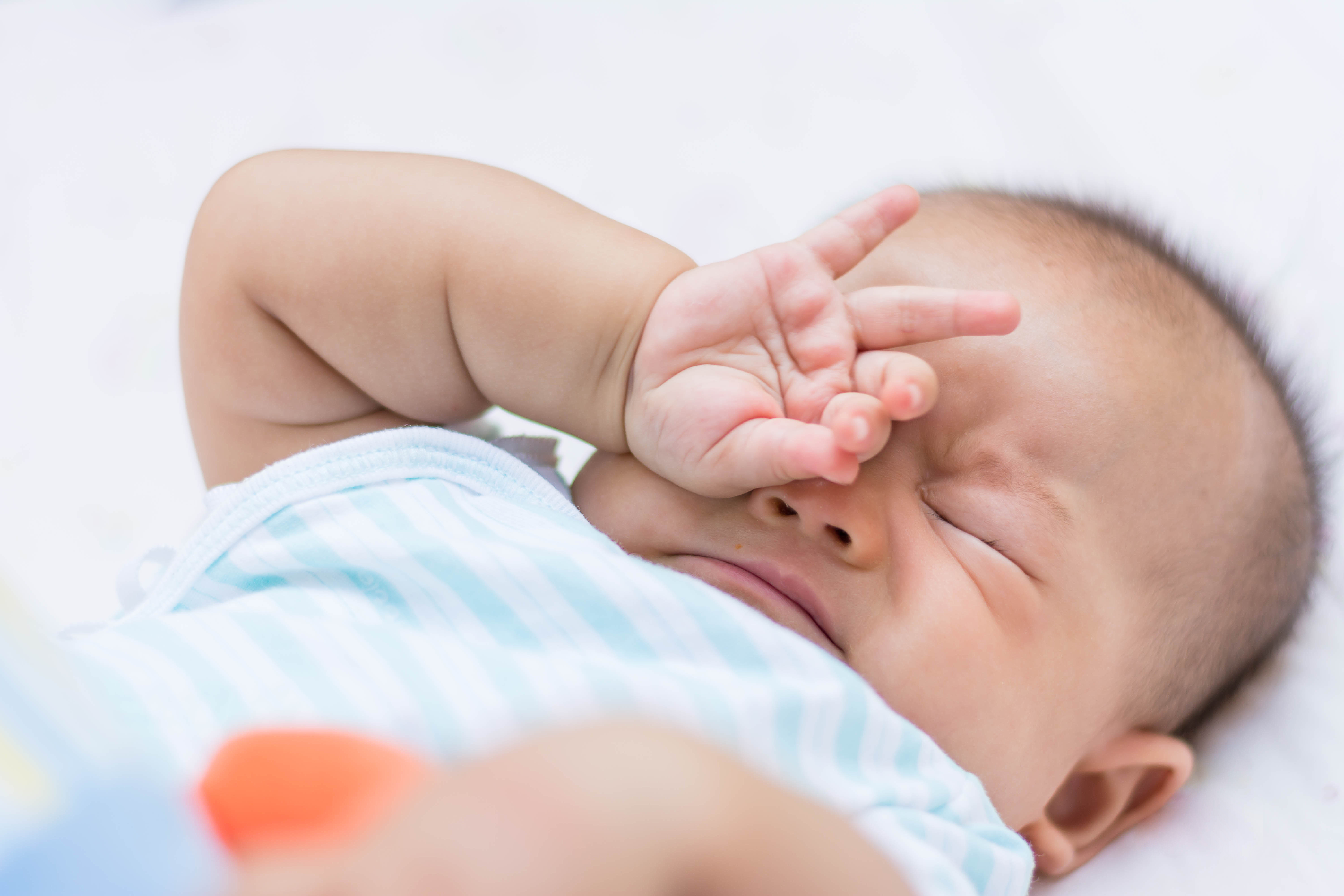 Ребенку 6 месяцев часто просыпается. Глаза новорожденного. Грудничок. Новорожденный малыш. Ребенок хочет спать.