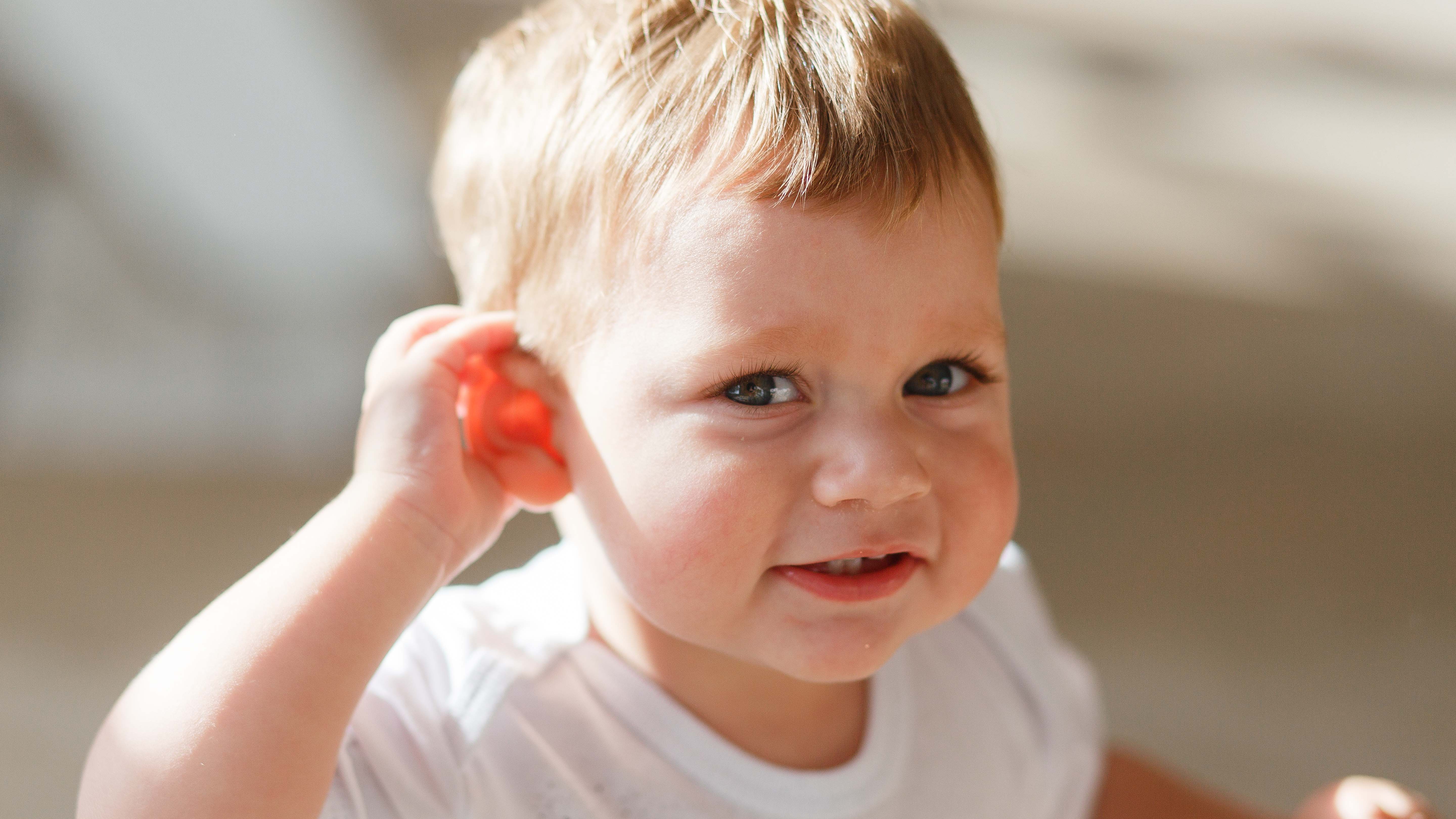 Слышь малыш в меру. Дети с нарушением слуха.. Ребенок. Слуховое восприятие у детей. Ребенок слушает.