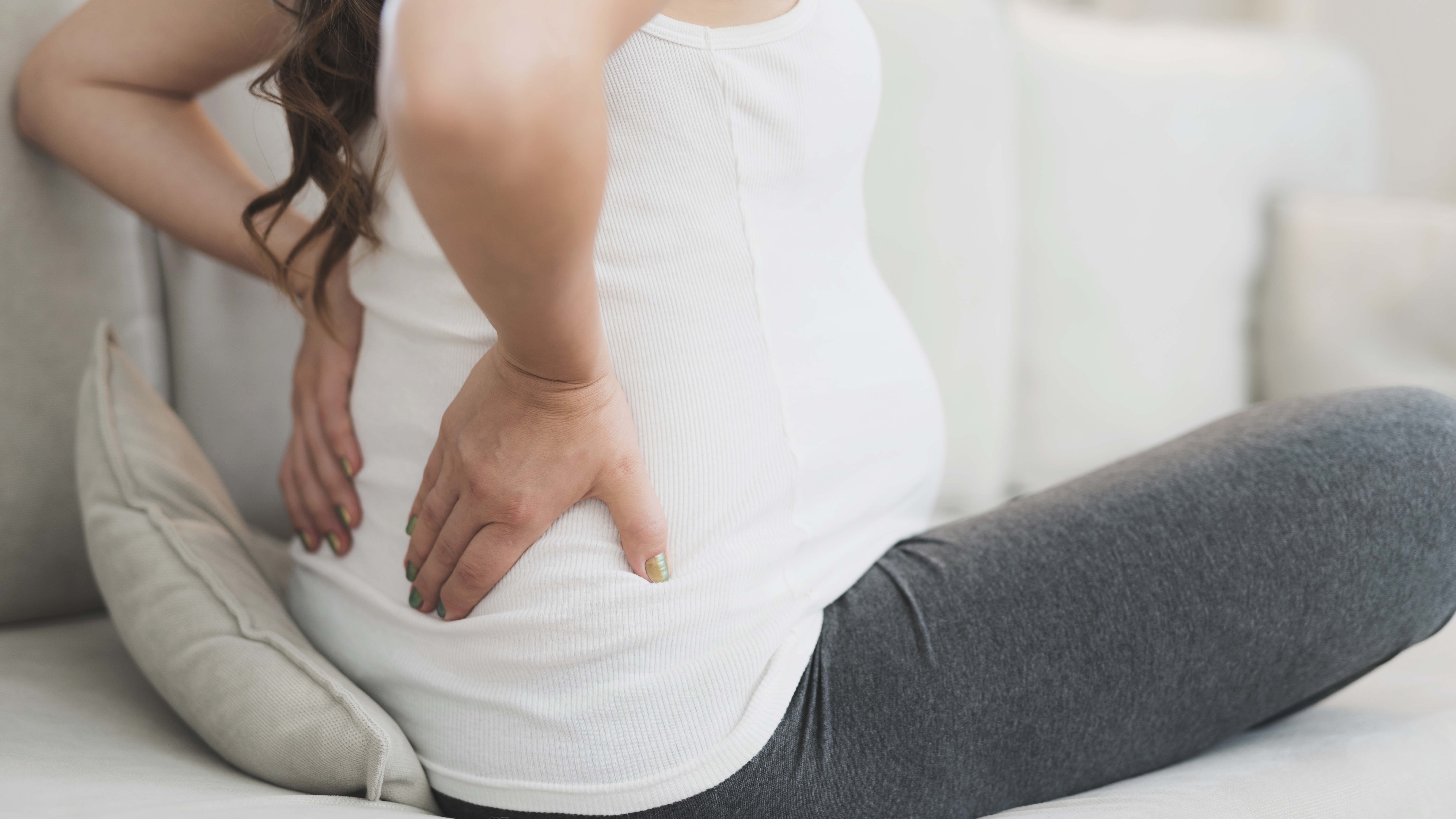 Беременность спина болит поясница. Боль в спине при беременности. Боль в пояснице у беременных. У беременной болит спина.